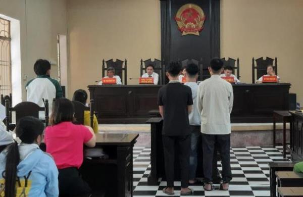 Xét xử nhóm học sinh đánh bạn trọng thương
