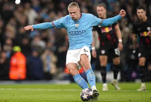 Erling Haaland ghi 5 bàn, nhưng HLV Pep Guardiola bị sấy