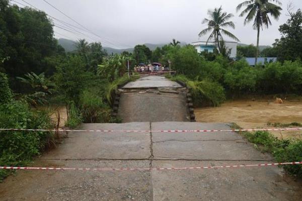 Sập cầu Cây Sung, một người rơi xuống nước, hơn 1.200 người dân bị cô lập