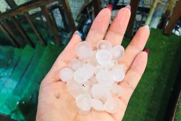 Hình ảnh và clip mưa đá trút xuống dữ dội ở Quảng Nam, Quảng Trị