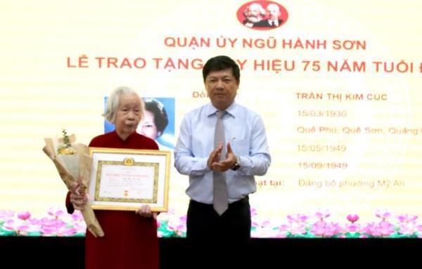 Thường trực Thành ủy Đà Nẵng dự lễ trao Huy hiệu Đảng dịp 19-5 tại quận Ngũ Hành Sơn