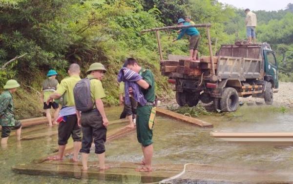 Gỗ lậu mắc cạn ở Rào Giàng