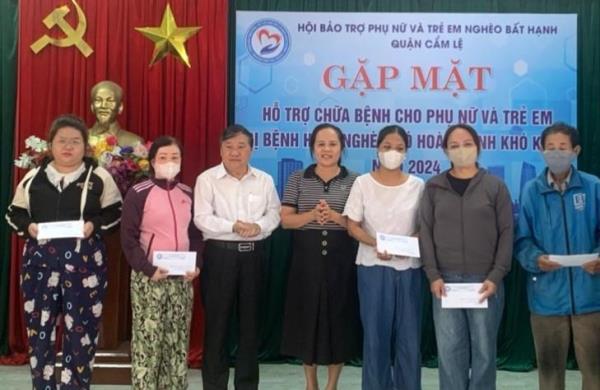 Trao hỗ trợ kinh phí chữa bệnh cho 19 phụ nữ có hoàn cảnh khó khăn