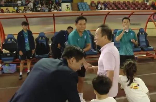 Hỏi rằng: người ở quê đâu?…