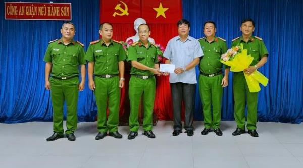 Khen thưởng đột xuất CAQ Ngũ Hành Sơn về thành tích khám phá vụ cố ý gây thương tích