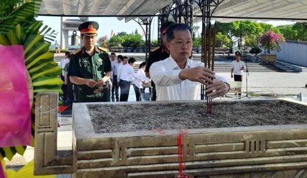 Bí thư Thành ủy Đà Nẵng tri ân Anh hùng liệt sĩ