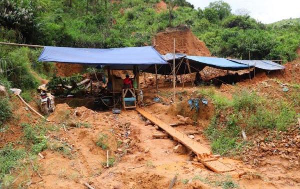 Vàng tặc hung hăng đe dọa tấn công phóng viên