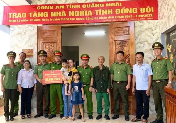 Trao tặng nhà Nghĩa tình đồng đội cho 2 cán bộ Công an xã vùng cao Trà Bồng