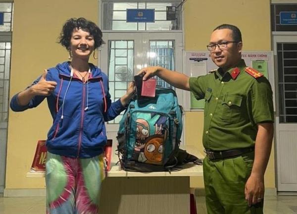Công an xã Phổ Cường hỗ trợ tìm lại tài sản bị đánh rơi cho nữ du khách người Nga
