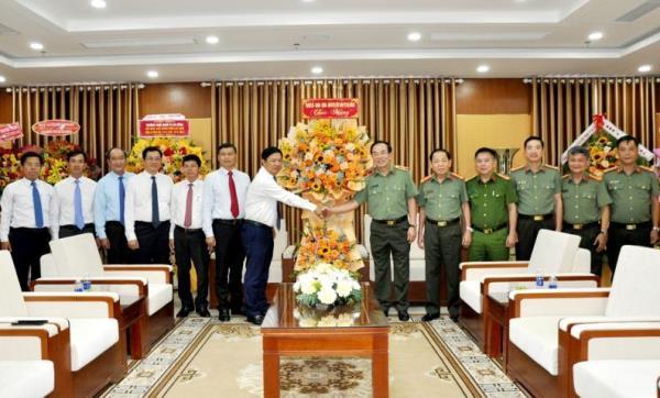 Lãnh đạo TP Đà Nẵng thăm, chúc mừng Công an TP Đà Nẵng nhân kỷ niệm 78 năm Ngày truyền thống CAND