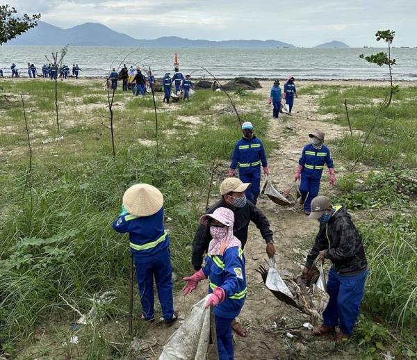 Bở hơi tai dọn rác tấp vào bãi biển Đà Nẵng