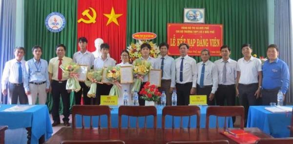 4 học sinh ưu tú được vinh dự  kết nạp Đảng