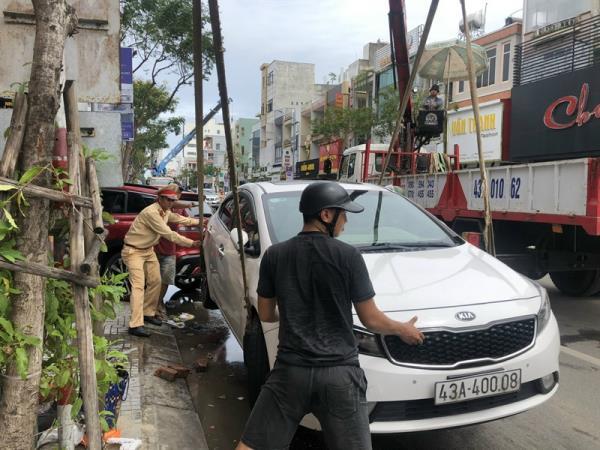 Công an hỗ trợ di chuyển hàng trăm xe ô tô chết máy, giải toả điểm nghẽn tại trung tâm