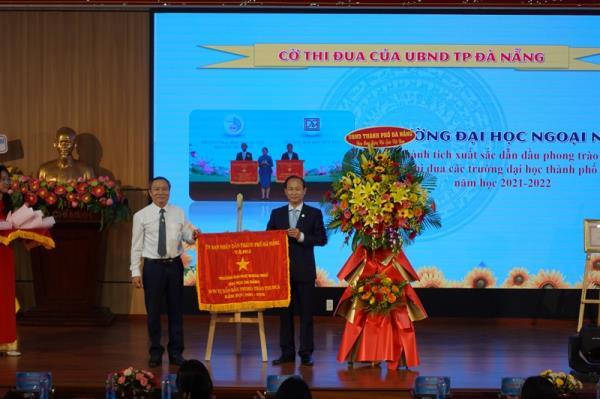 Trường Đại học Ngoại ngữ Đà Nẵng đón nhận Cờ Thi đua của thành phố