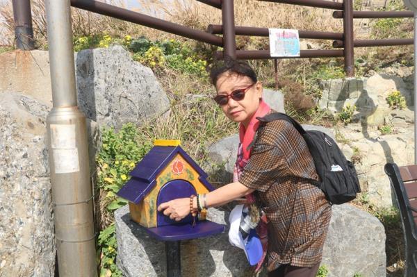 Bỏ lá thư vào thùng thư