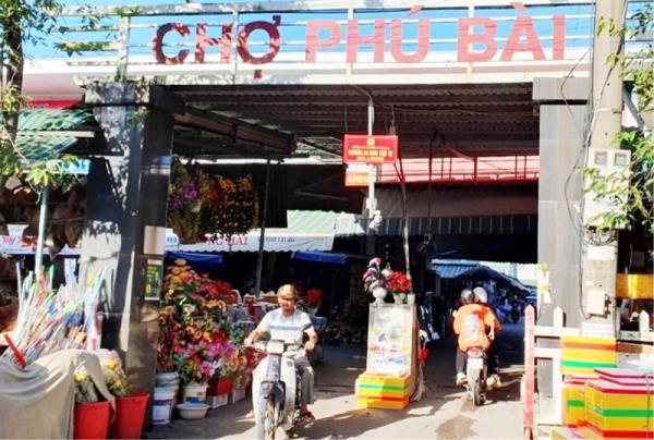 Lộ hàng loạt vi phạm tại chợ Phú Bài