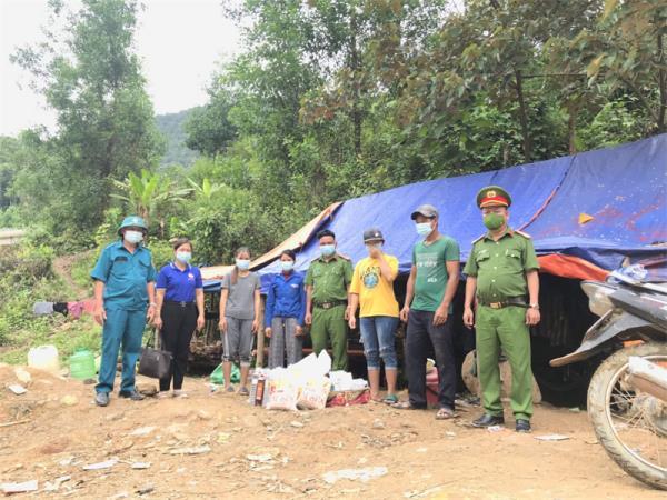 Công an xã bám việc làng