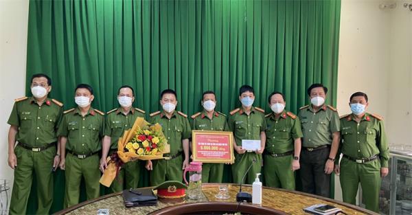 Khen thưởng Đội Cảnh sát hình sự Công an quận Sơn Trà