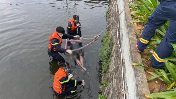 Điều tra nguyên nhân người đàn ông tử vong dưới hồ Thạc Gián