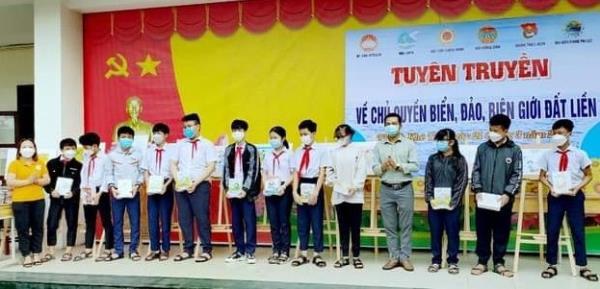 Tuyên truyền về biển đảo cho giáo viên, học sinh