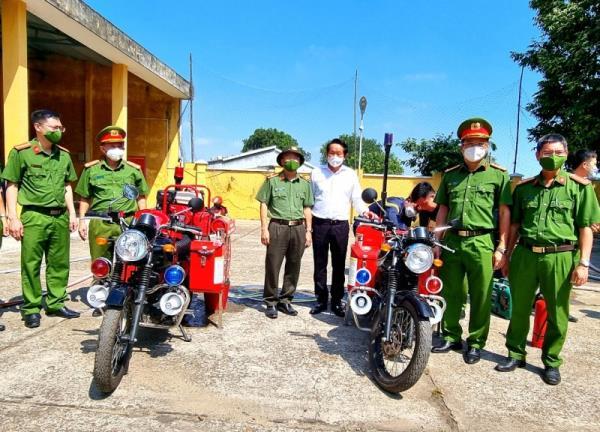 Trao tặng mô-tô chữa cháy cho Công an tỉnh Quảng Nam
