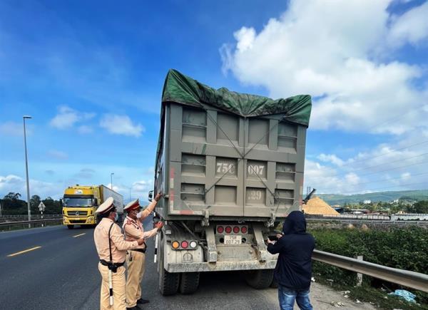 Kiên quyết nghiêm trị các hành vi vi phạm của tài xế, nhà xe tải ben