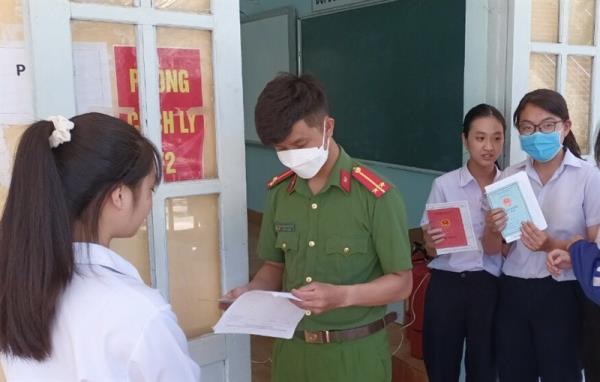 Công an Đắk Nông đến tận trường học cấp CCCD cho học sinh