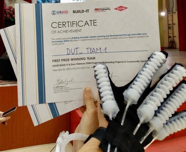 Găng tay hỗ trợ phục hồi cho người đột qụy