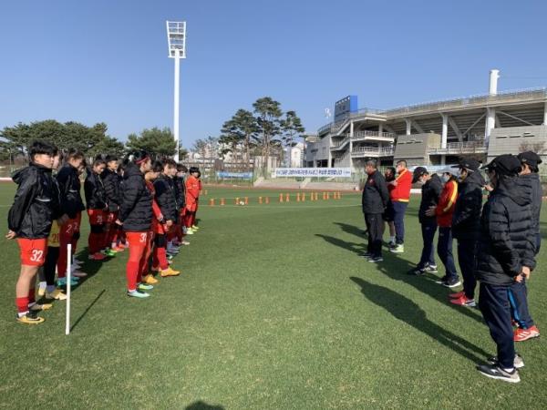 Tuyển nữ Việt Nam ra sân tập ngay khi đến Hàn Quốc: Thể hiện quyết tâm cao độ