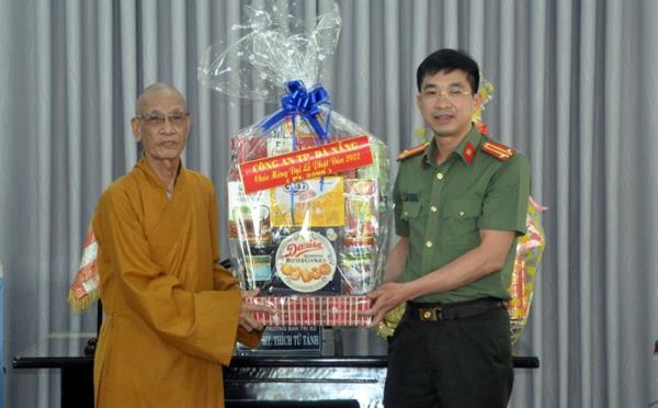 Lãnh đạo Công an TP thăm, chúc mừng Đại lễ Phật đản 2022