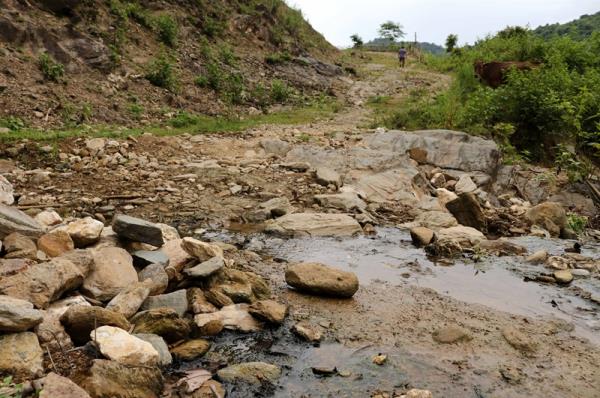 Đường đầu tư bạc tỷ để... phơi mưa nắng?