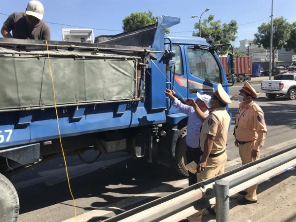 Đà Nẵng đồng loạt ra quân xử lý xe quá tải, cắt thùng cơi nới ngay tại hiện trường