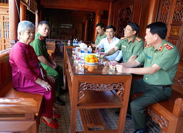 Thứ trưởng Lê Quốc Hùng thăm gia đình có công cách mạng