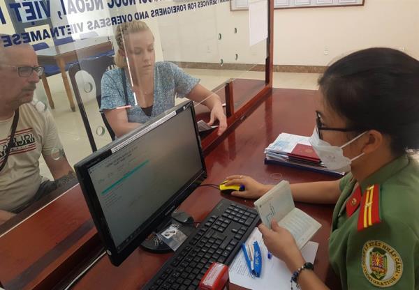 Hướng dẫn các cơ sở lưu trú nâng cao ý thức trách nhiệm phối hợp quản lý người nước ngoài