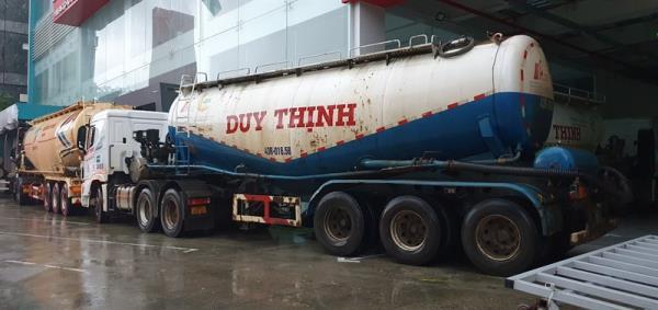 Đà Nẵng, dùng xe container để che chắn bão