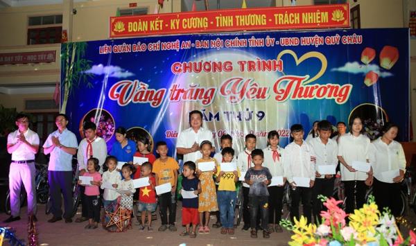 Mang Vầng trăng yêu thương đến với trẻ em nghèo vùng cao xứ Nghệ