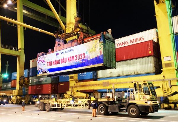 Cảng Đà Nẵng đón tấn hàng đầu năm mới 2023