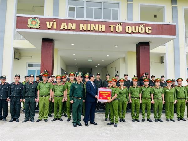 Phó Chủ tịch Quốc hội thăm và chúc tết CBCS Phòng CSCĐ