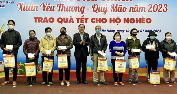 Trao gần 16.000 suất quà Tết cho người nghèo