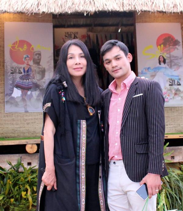 Áo dài và Thổ cẩm