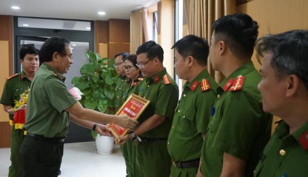 Liên tiếp lập công, nhiều đơn vị Công an được Chủ tịch UBND TP Đà Nẵng thưởng nóng