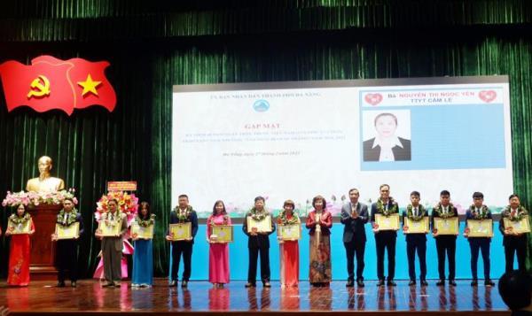 Đà Nẵng trao giải thưởng Tỏa sáng Blouse trắng cho 39 y bác sĩ, cán bộ, nhân viên y tế