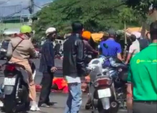 Đốt vợ cũ giữa đường