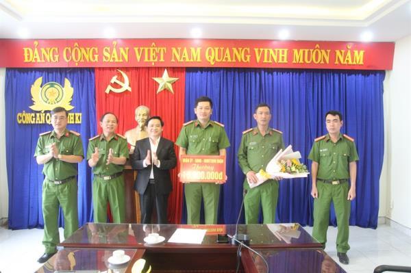 Khen thưởng thành tích phá vụ án ma túy gây ngộ độc cho học sinh