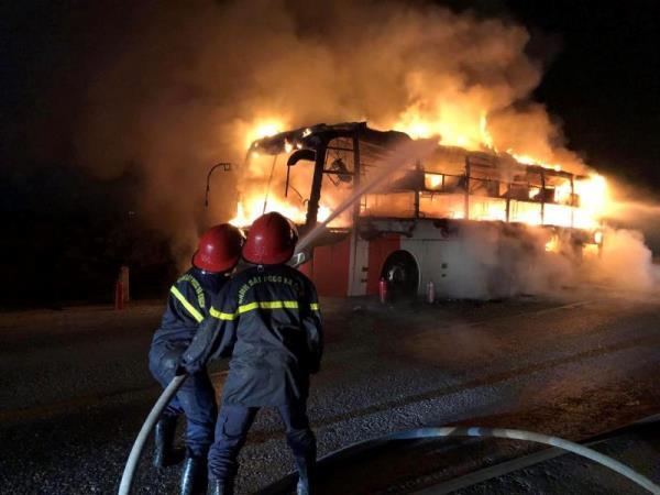 Xe khách giường nằm cháy dữ dội khi đang chạy trên đường