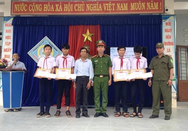 Tuyên dương học sinh hành động đẹp