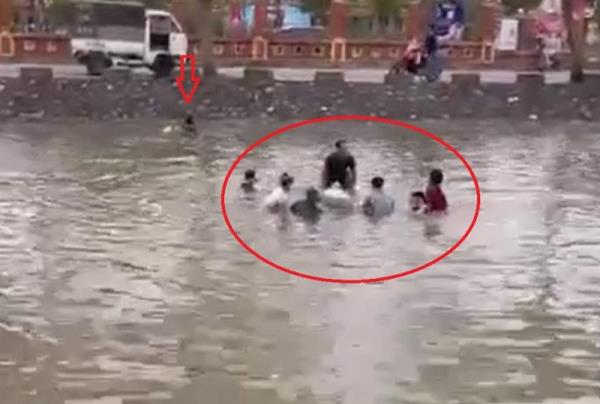 Người dân Nam Định gấp rút cứu 3 người trong xe ô tô lao xuống sông