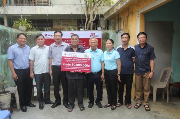 Xây dựng nhà Đại đoàn kết cho hộ nghèo