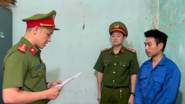 Khởi tố vợ chồng quái xế