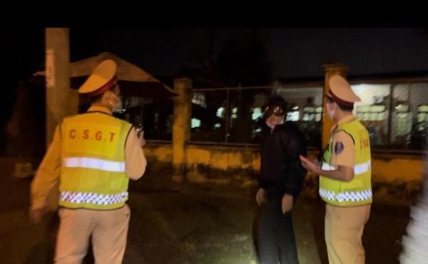 Phạt kịch khung một trường hợp điều khiển mô-tô không chịu chấp hành yêu cầu kiểm tra nồng độ cồn